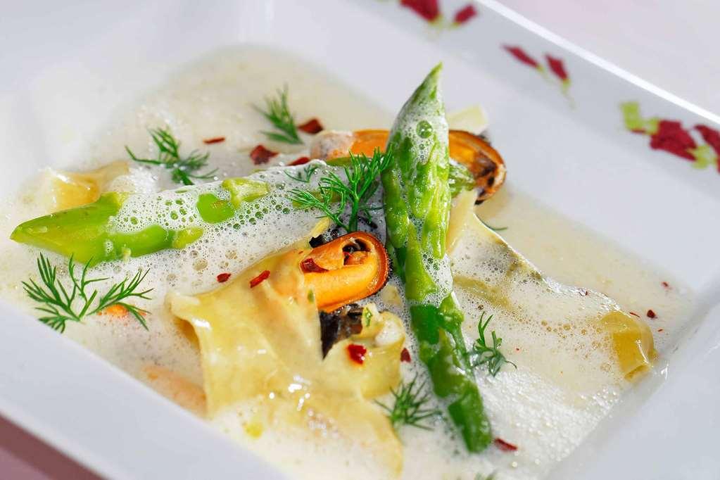 Le Clos De Bourgogne Μουλέν Εστιατόριο φωτογραφία